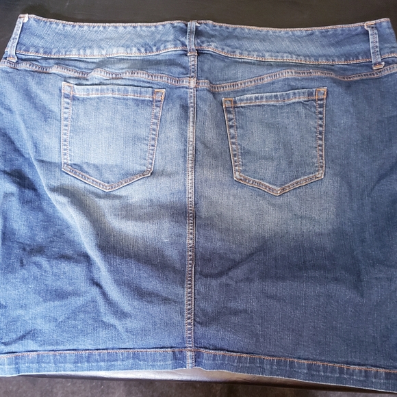 Pristine - Torrid Stretch Denim Skirt - Barely Worn - Picture 2 of 8